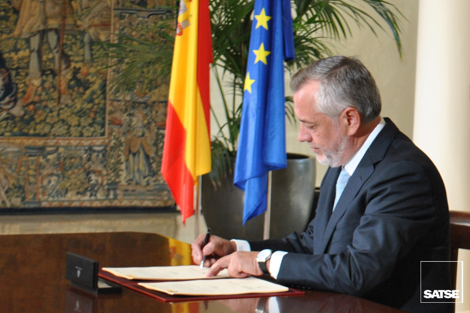 Víctor Aznar firma el pacto enfermero en Moncloa