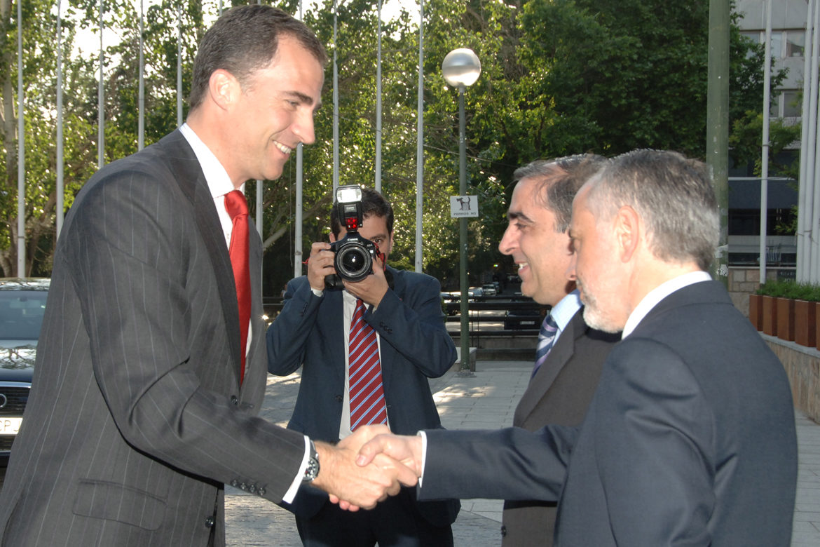 Don Felipe de Borbón saluda al presidente de FUDEN, Víctor Aznar