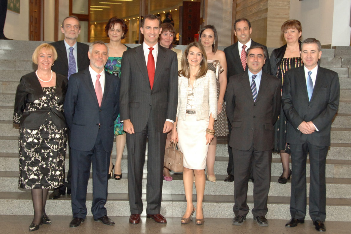 El presidente de FUDEN, Víctor Aznar, acompaña a los Príncipes de Asturias y actuales monarcas en la celebración del XX Aniversario de la Fundación para el Desarrollo de la Enfermería