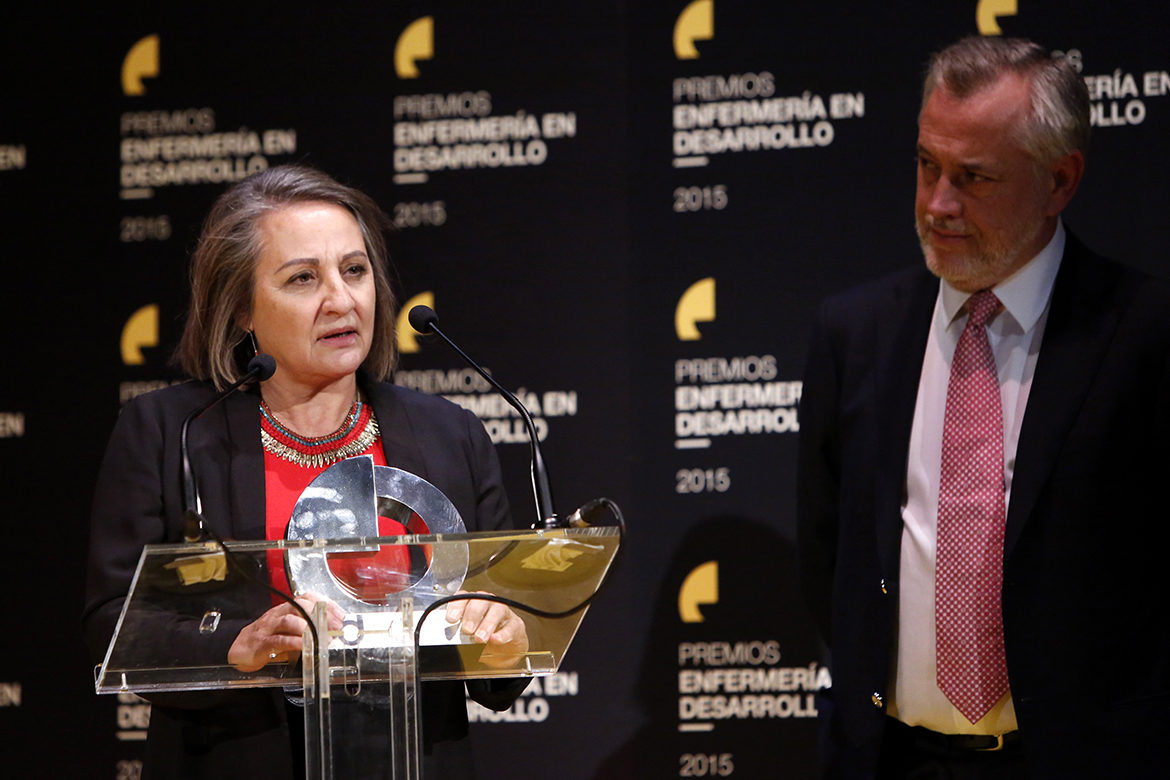Víctor Aznar hace entrega del premio a la enfermera jefa del Hospital Nacional de Parapléjicos de Toledo, Laura Plaza